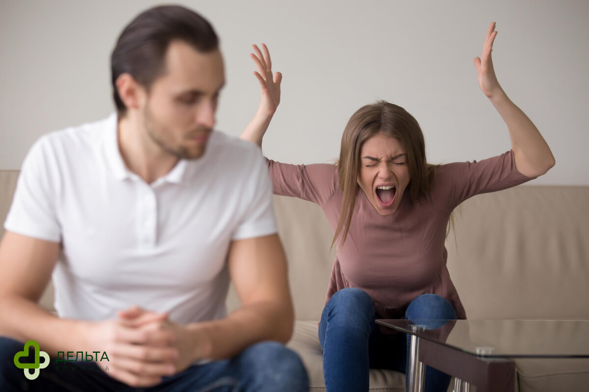 Женщина кричит на мужчину